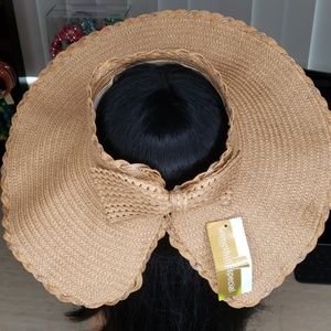 Travel-Friendly Sun Visor with Bow